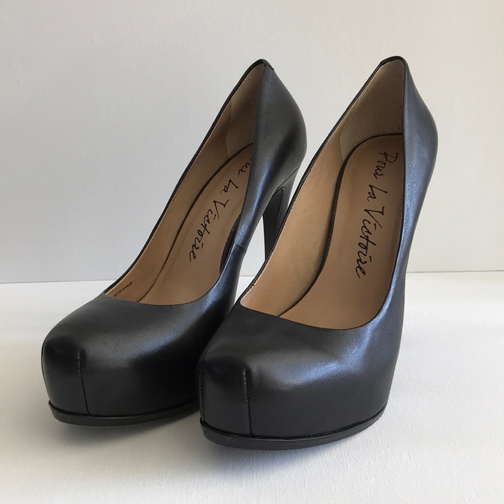 USED Pour La Victorie Black Pumps.